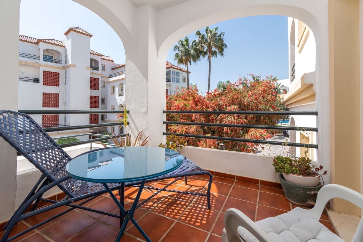 2 bedroom Apartment for sale in La Duquesa / Puerto de la Duquesa with pool garage - € 280,000 (Ref: 9805612)