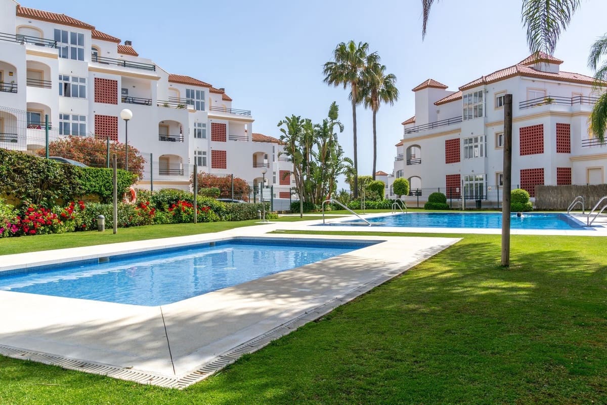 2 bedroom Apartment for sale in La Duquesa / Puerto de la Duquesa with pool garage - € 280,000 (Ref: 9805612)