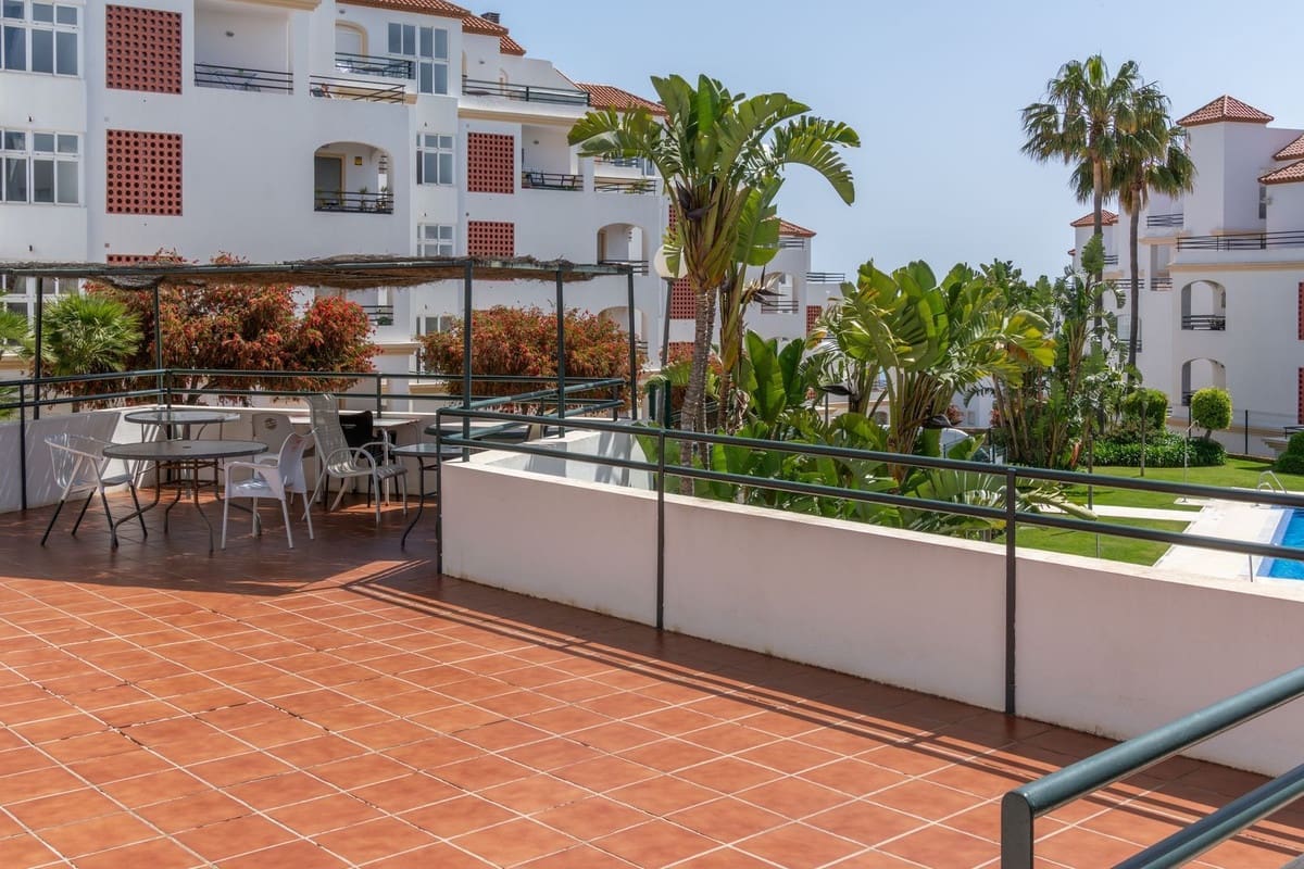 2 bedroom Apartment for sale in La Duquesa / Puerto de la Duquesa with pool garage - € 280,000 (Ref: 9805612)