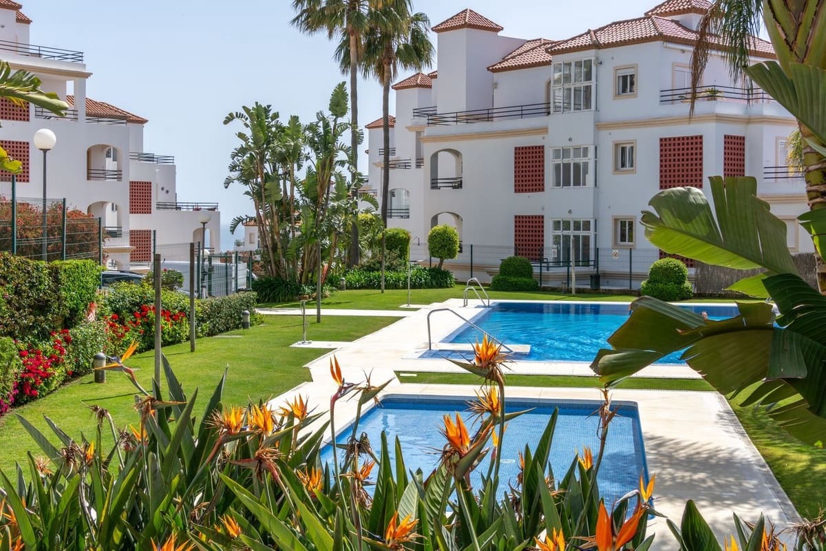 2 bedroom Apartment for sale in La Duquesa / Puerto de la Duquesa with pool garage - € 280,000 (Ref: 9805612)