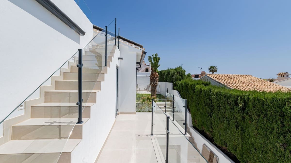 4 makuuhuone Huvila myytävänä paikassa Benalmadena mukana uima-altaan 
autotalli - 1 450 000 € (Ref: 9805613)