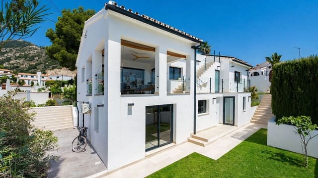 4 makuuhuone Huvila myytävänä paikassa Benalmádena mukana uima-altaan 
autotalli - 1 450 000 € (Ref: 9805613)