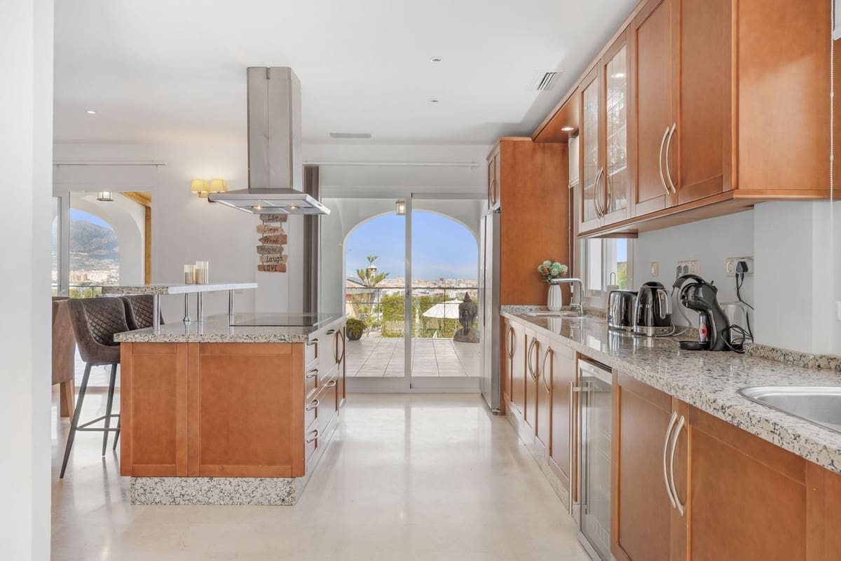 5 Zimmer Villa zu verkaufen in Mijas Costa mit Pool Garage - 995.000 € (Ref: 9809466)