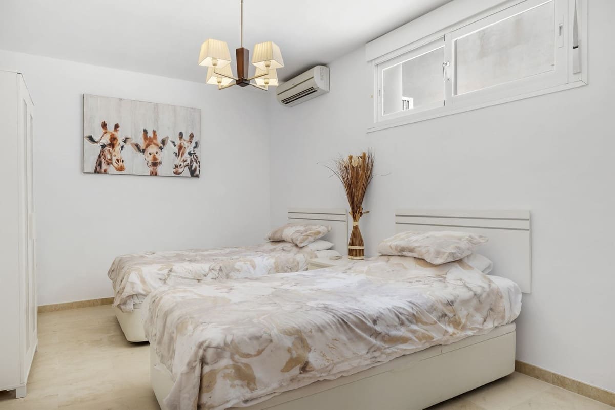 5 Zimmer Villa zu verkaufen in Mijas Costa mit Pool Garage - 995.000 € (Ref: 9809466)