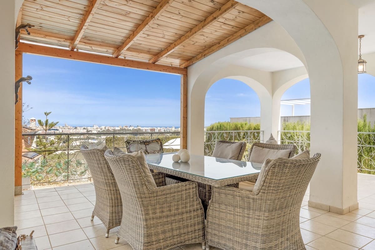 5 Zimmer Villa zu verkaufen in Mijas Costa mit Pool Garage - 995.000 € (Ref: 9809466)