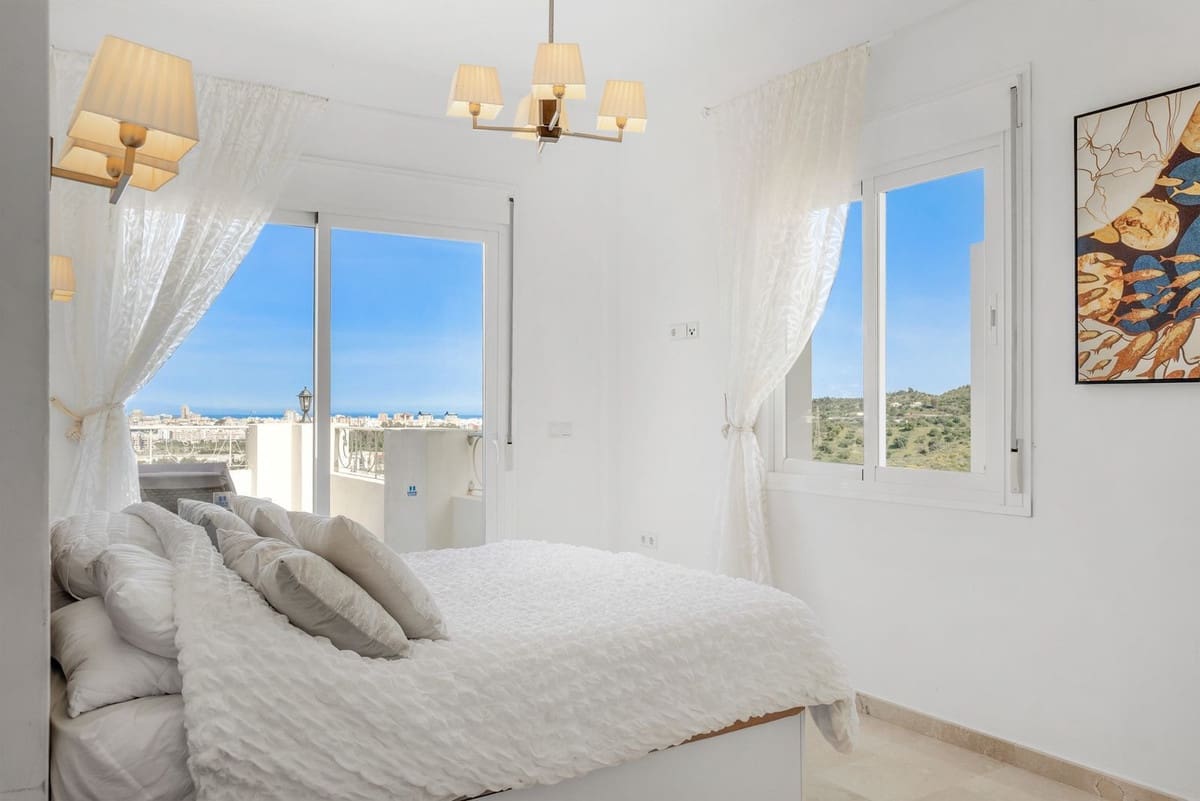 5 Zimmer Villa zu verkaufen in Mijas Costa mit Pool Garage - 995.000 € (Ref: 9809466)