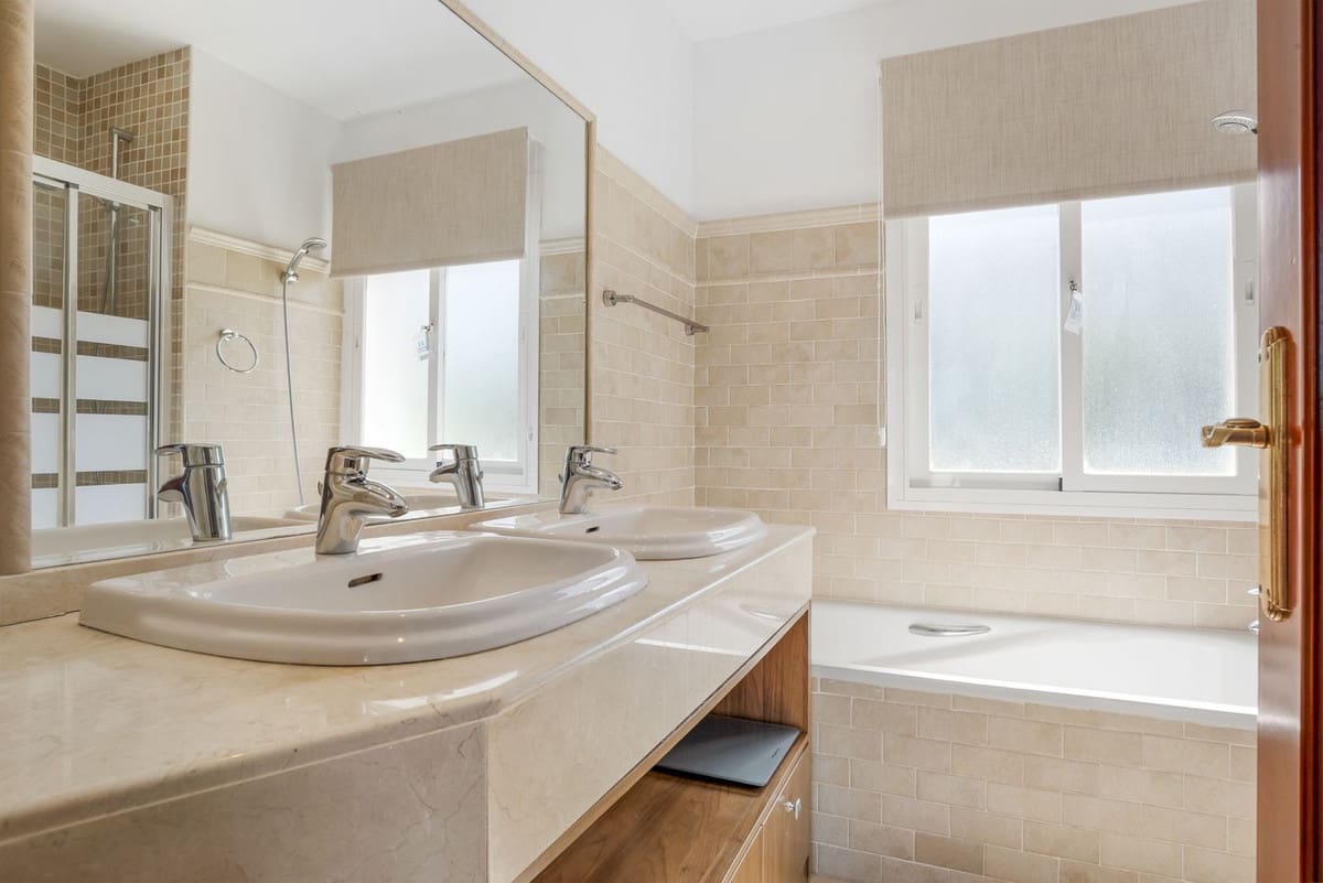 5 Zimmer Villa zu verkaufen in Mijas Costa mit Pool Garage - 995.000 € (Ref: 9809466)