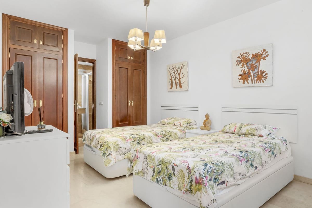 5 Zimmer Villa zu verkaufen in Mijas Costa mit Pool Garage - 995.000 € (Ref: 9809466)