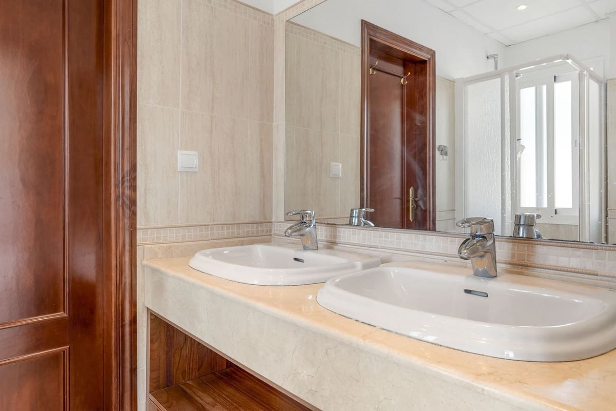 5 Zimmer Villa zu verkaufen in Mijas Costa mit Pool Garage - 995.000 € (Ref: 9809466)