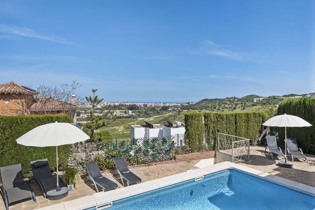 5 Zimmer Villa zu verkaufen in Mijas Costa mit Pool Garage - 995.000 € (Ref: 9809466)