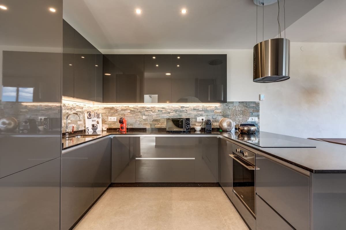 4 bedroom Villa for sale in Estepona with pool - € 1,150,000 (Ref: 9809467)