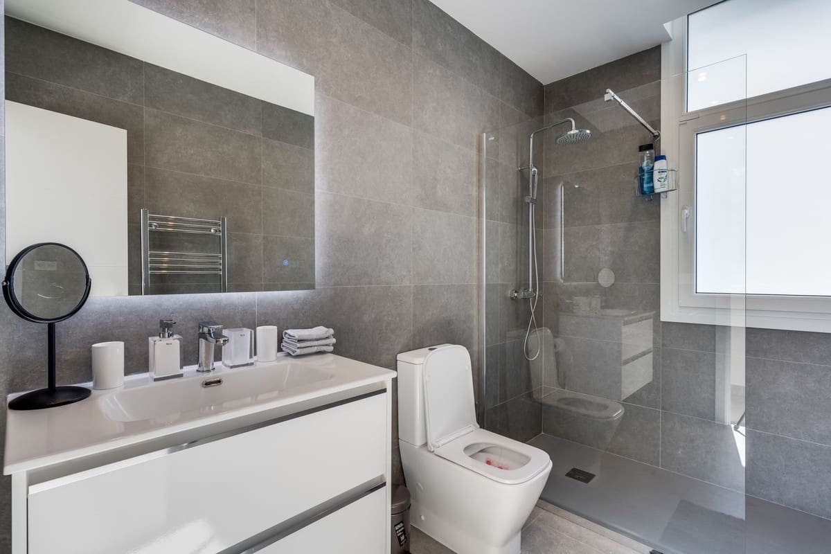 4 bedroom Villa for sale in Estepona with pool - € 1,150,000 (Ref: 9809467)