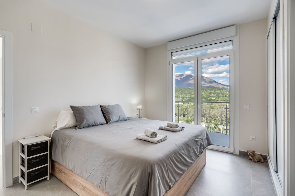 4 bedroom Villa for sale in Estepona with pool - € 1,150,000 (Ref: 9809467)