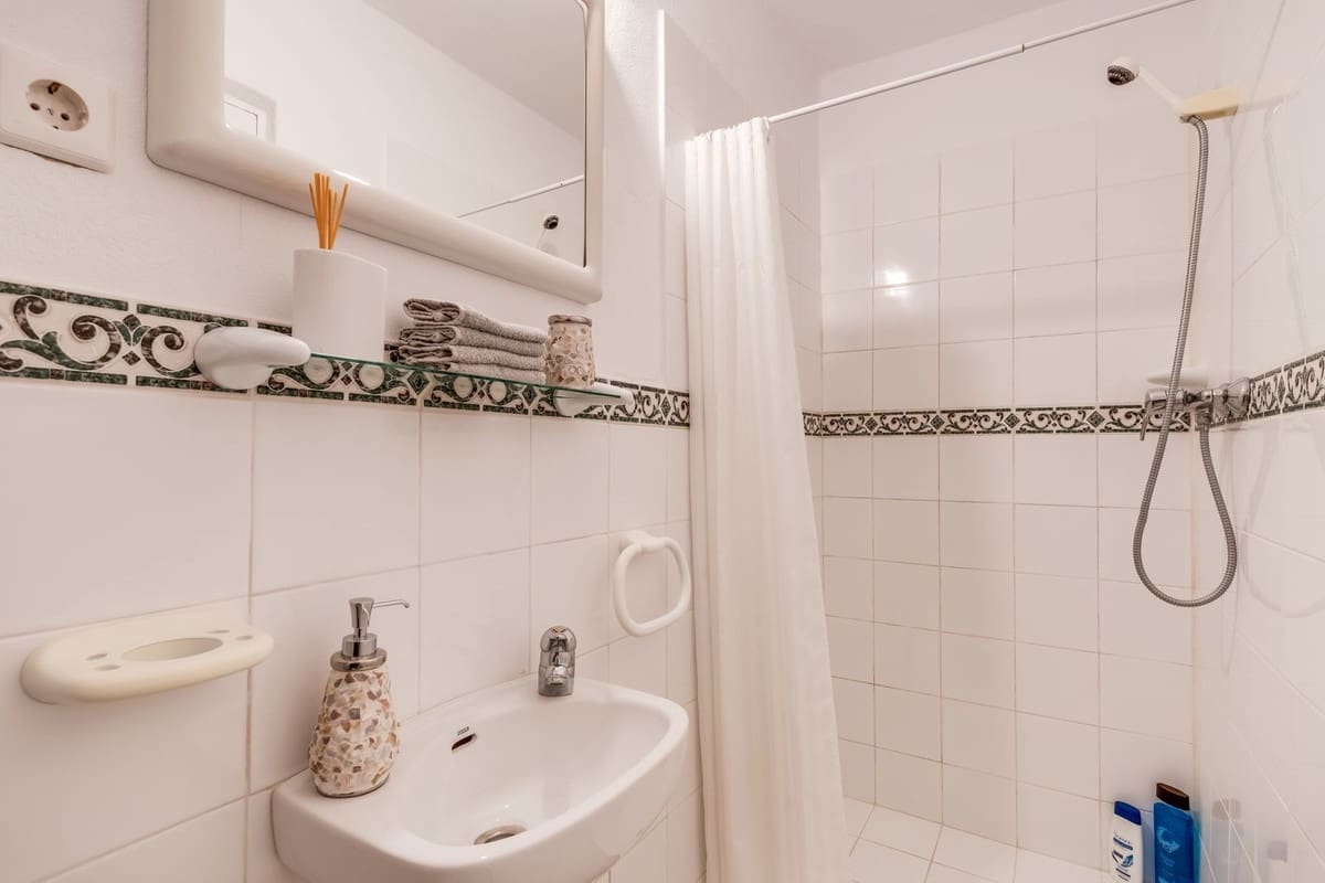 4 bedroom Villa for sale in Estepona with pool - € 1,150,000 (Ref: 9809467)