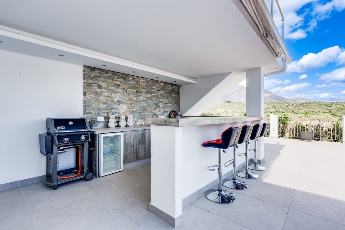 4 bedroom Villa for sale in Estepona with pool - € 1,150,000 (Ref: 9809467)