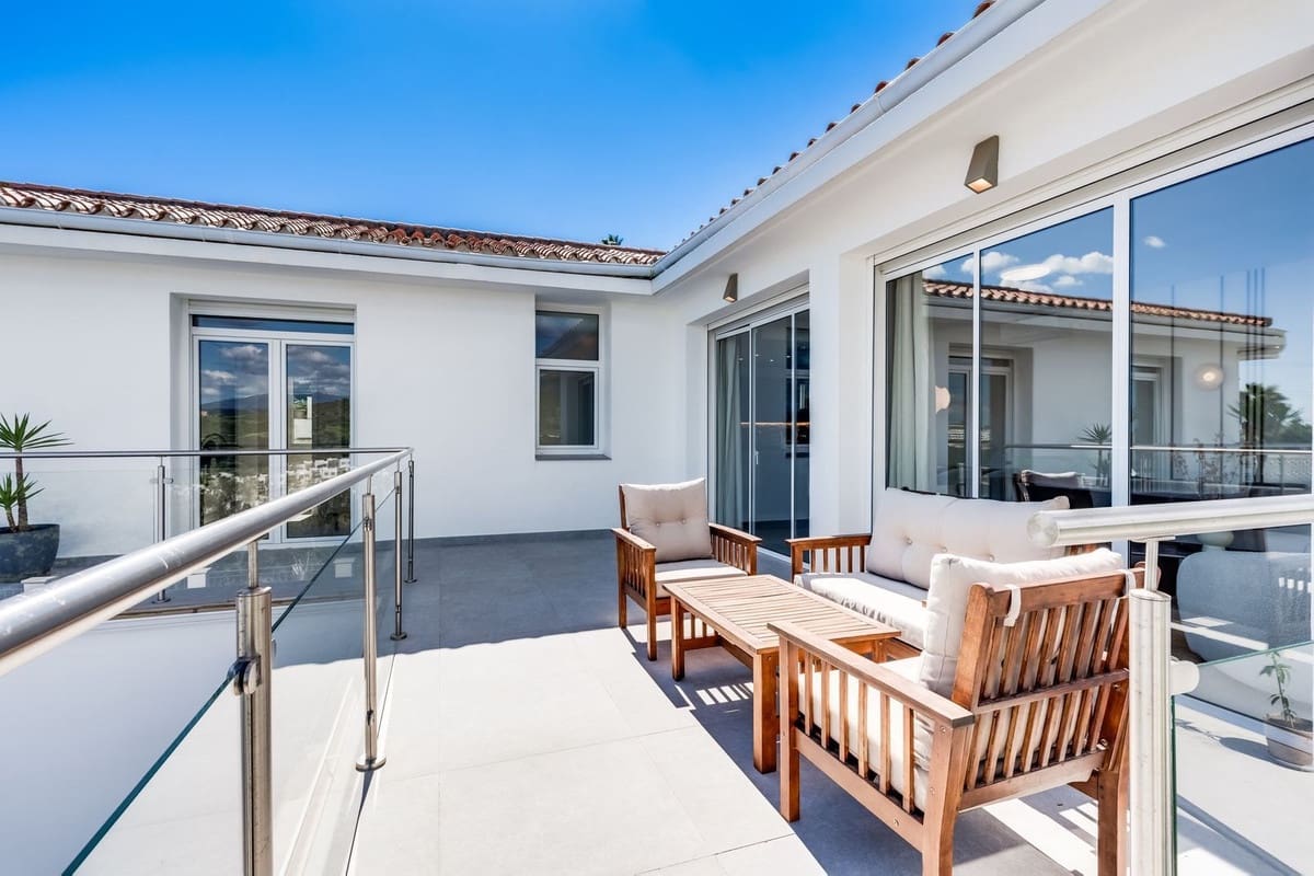 4 bedroom Villa for sale in Estepona with pool - € 1,150,000 (Ref: 9809467)