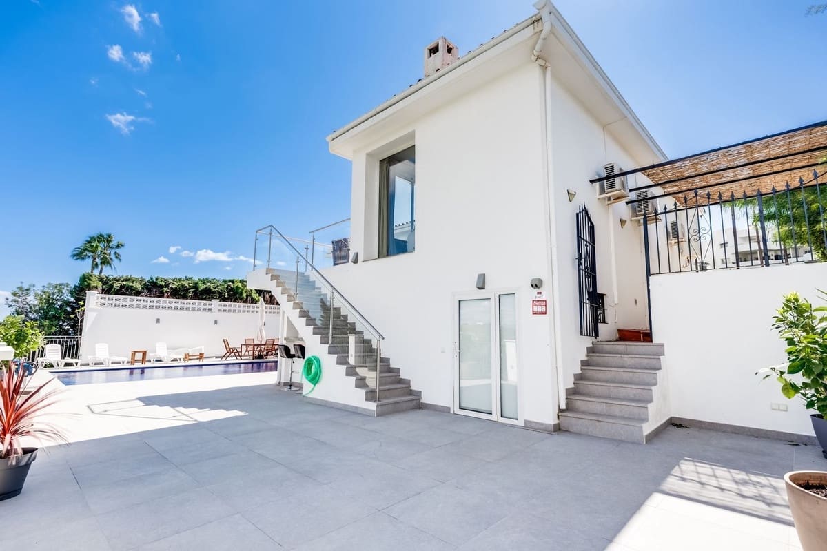 4 bedroom Villa for sale in Estepona with pool - € 1,150,000 (Ref: 9809467)