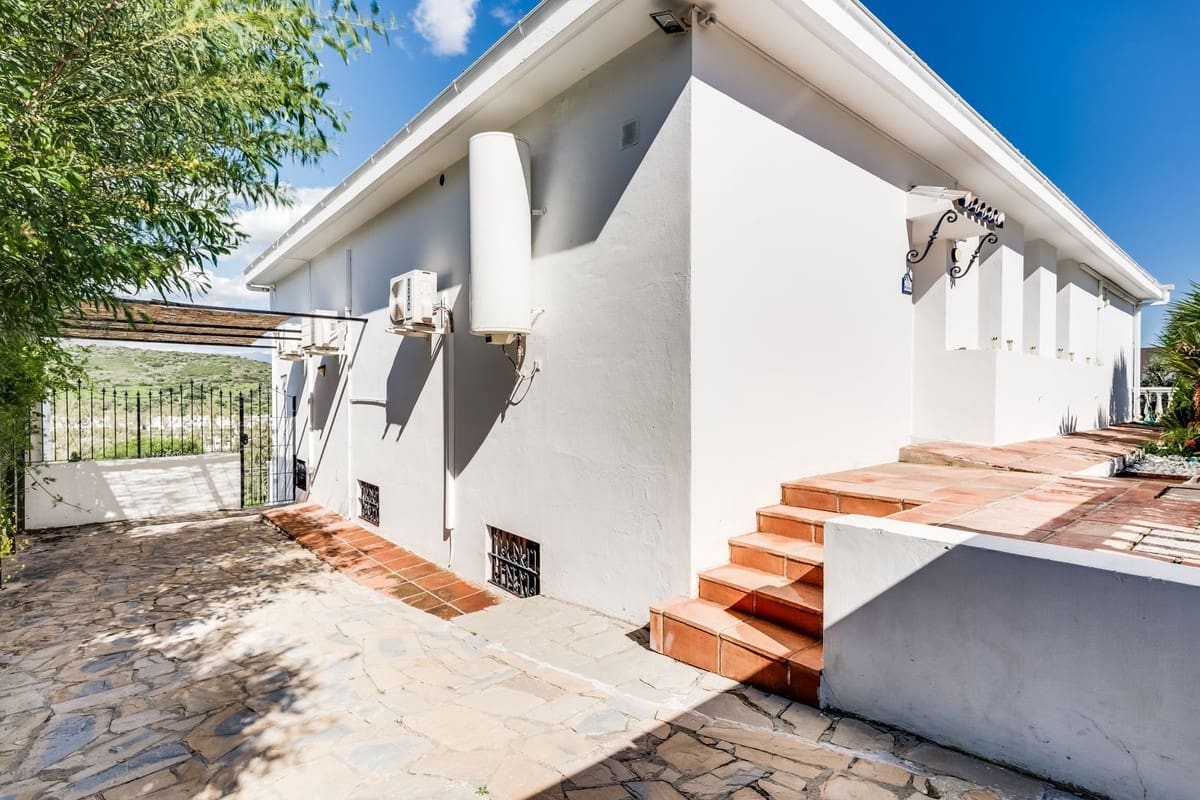 4 bedroom Villa for sale in Estepona with pool - € 1,150,000 (Ref: 9809467)