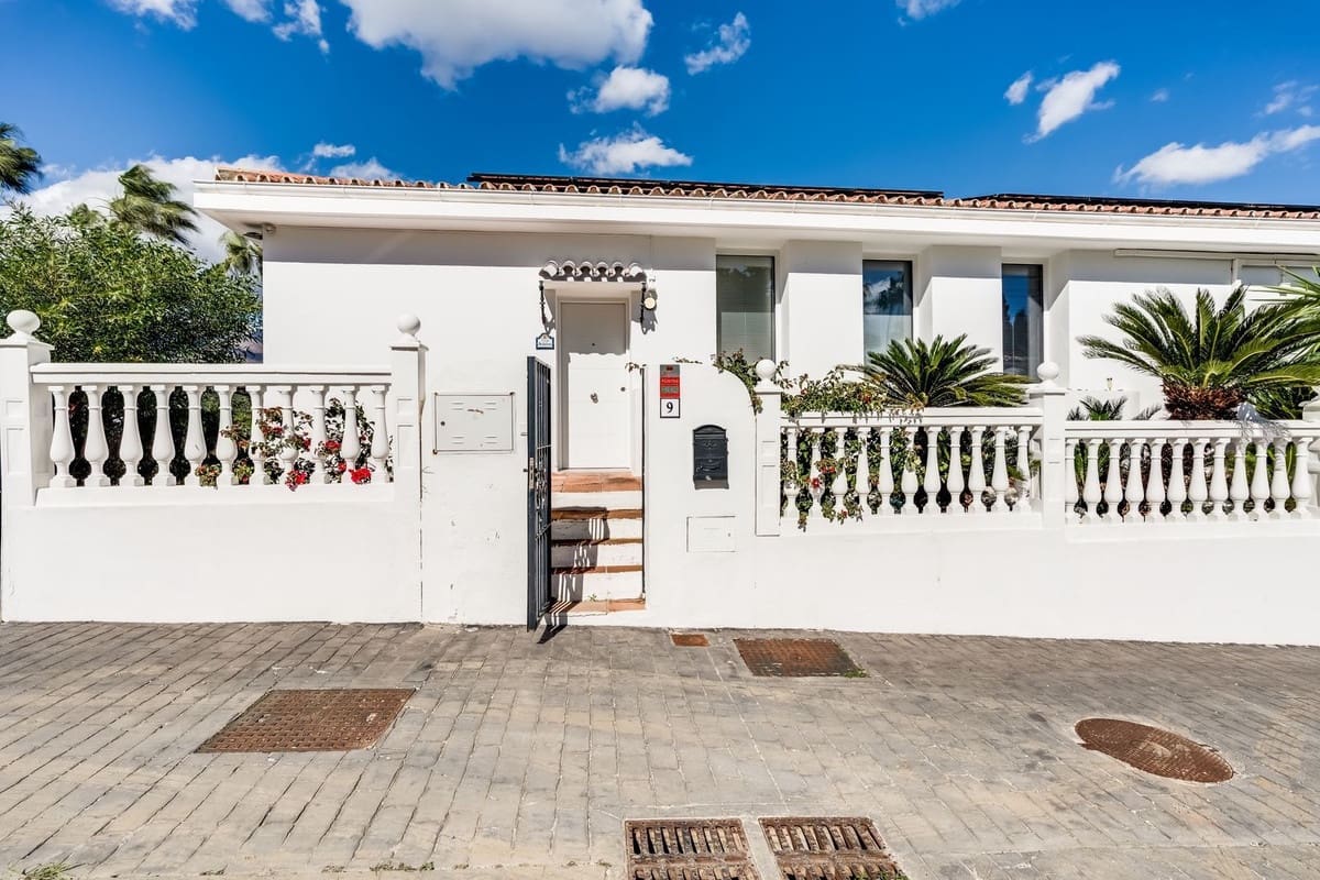 4 bedroom Villa for sale in Estepona with pool - € 1,150,000 (Ref: 9809467)