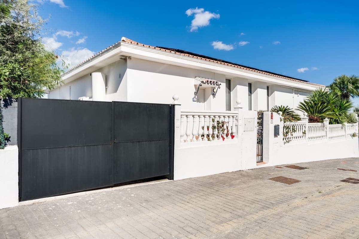4 bedroom Villa for sale in Estepona with pool - € 1,150,000 (Ref: 9809467)