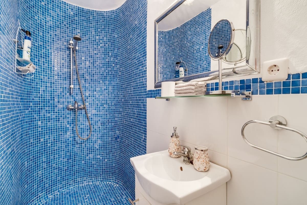 4 bedroom Villa for sale in Estepona with pool - € 1,150,000 (Ref: 9809467)