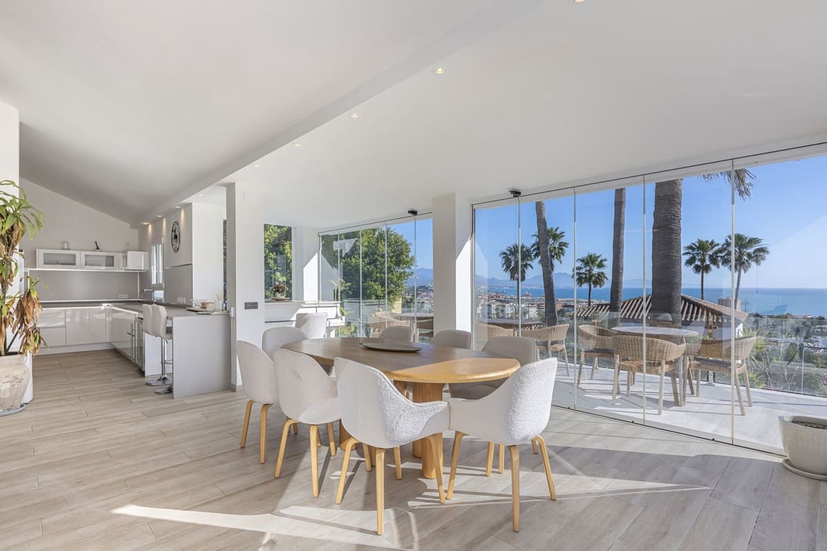6 sypialnia Willa na sprzedaż w La Duquesa / Puerto de la Duquesa z basenem garażem - 2 800 000 € (Ref: 9813461)
