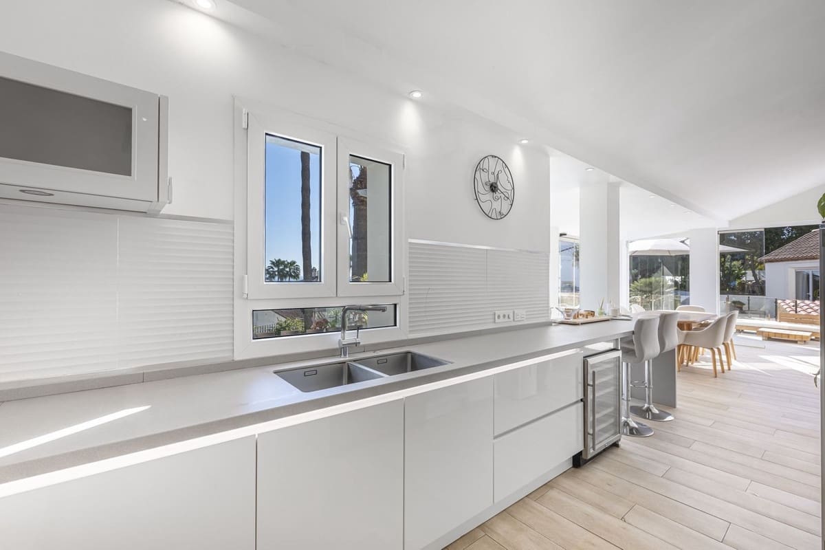 6 sypialnia Willa na sprzedaż w La Duquesa / Puerto de la Duquesa z basenem garażem - 2 800 000 € (Ref: 9813461)