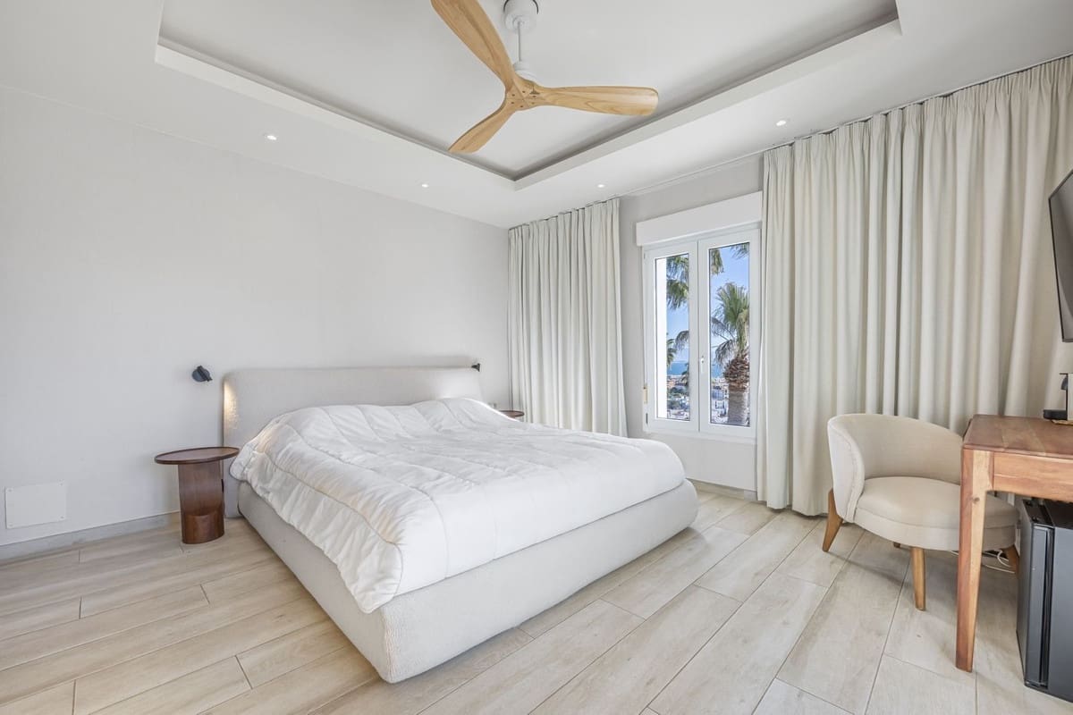6 sypialnia Willa na sprzedaż w La Duquesa / Puerto de la Duquesa z basenem garażem - 2 800 000 € (Ref: 9813461)