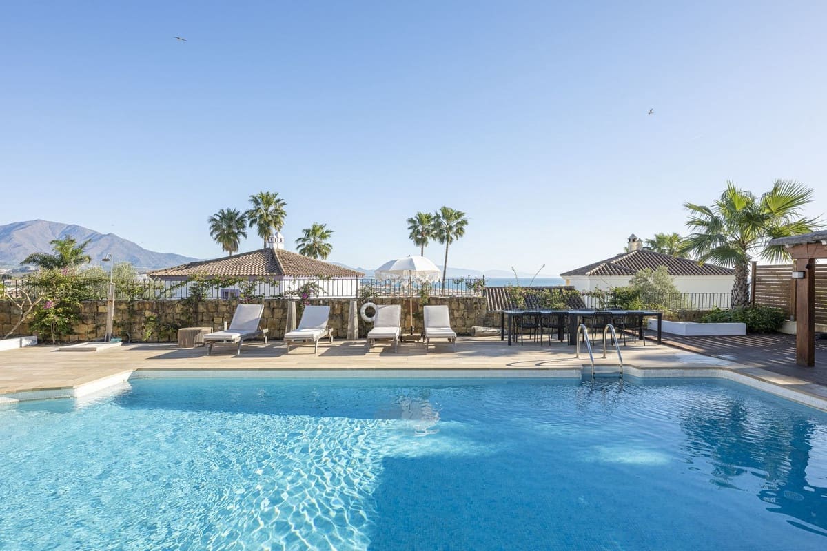 6 sypialnia Willa na sprzedaż w La Duquesa / Puerto de la Duquesa z basenem garażem - 2 800 000 € (Ref: 9813461)