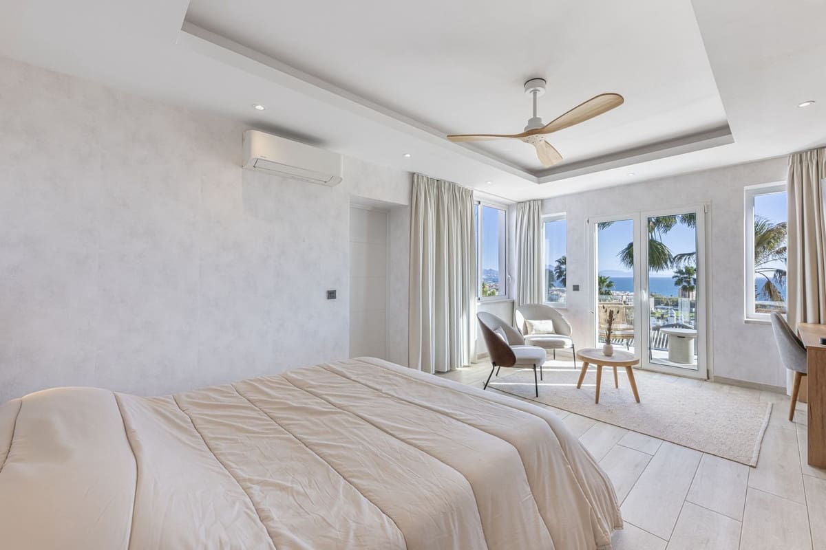 6 sypialnia Willa na sprzedaż w La Duquesa / Puerto de la Duquesa z basenem garażem - 2 800 000 € (Ref: 9813461)