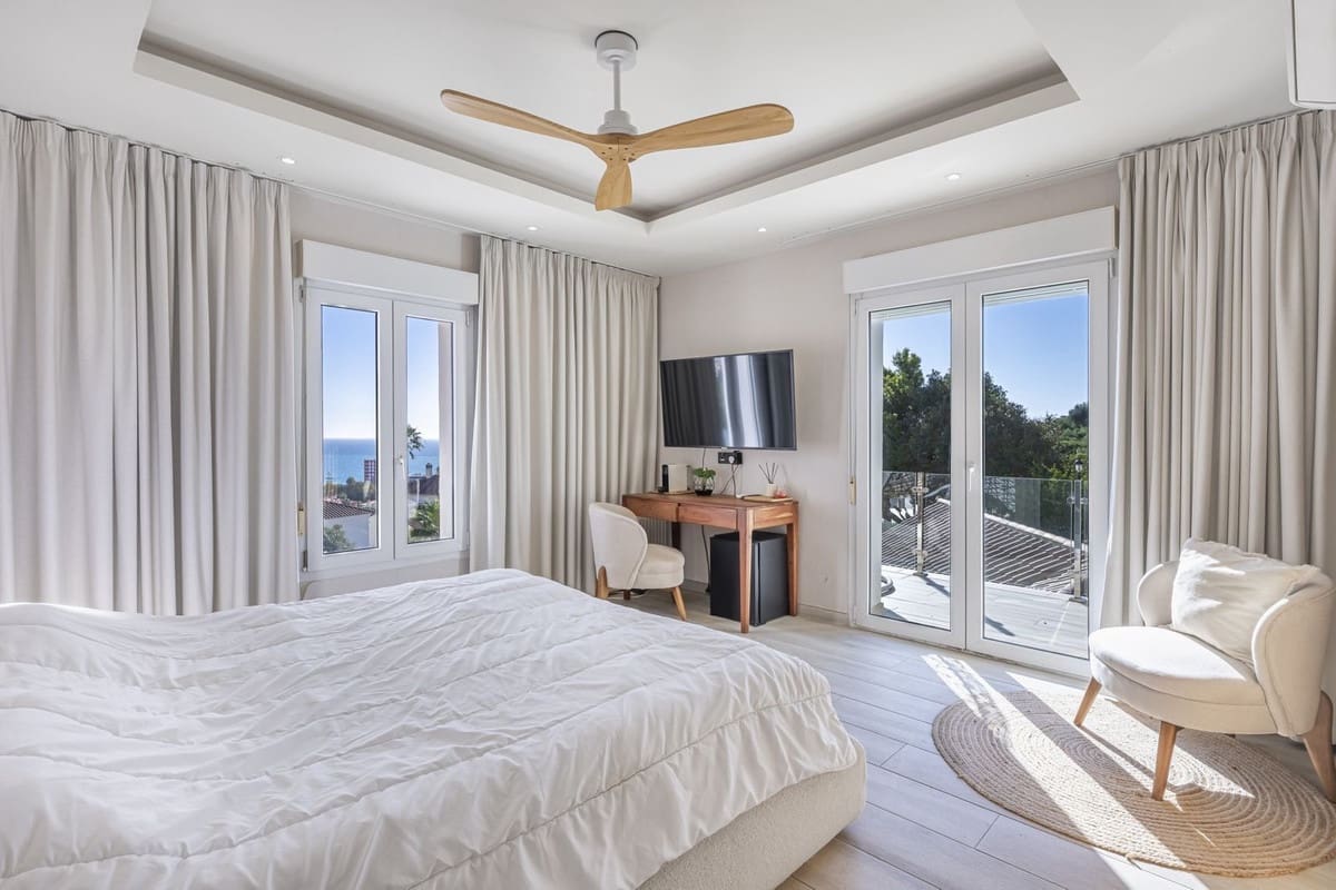 6 sypialnia Willa na sprzedaż w La Duquesa / Puerto de la Duquesa z basenem garażem - 2 800 000 € (Ref: 9813461)