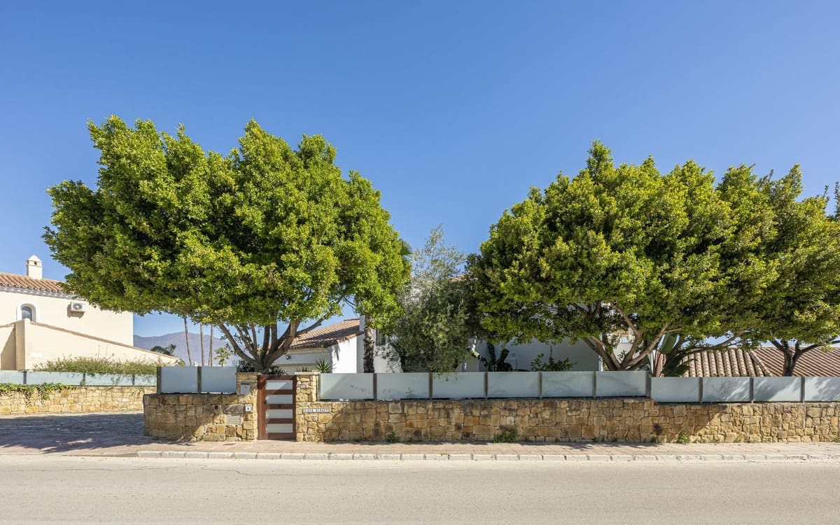 6 sypialnia Willa na sprzedaż w La Duquesa / Puerto de la Duquesa z basenem garażem - 2 800 000 € (Ref: 9813461)