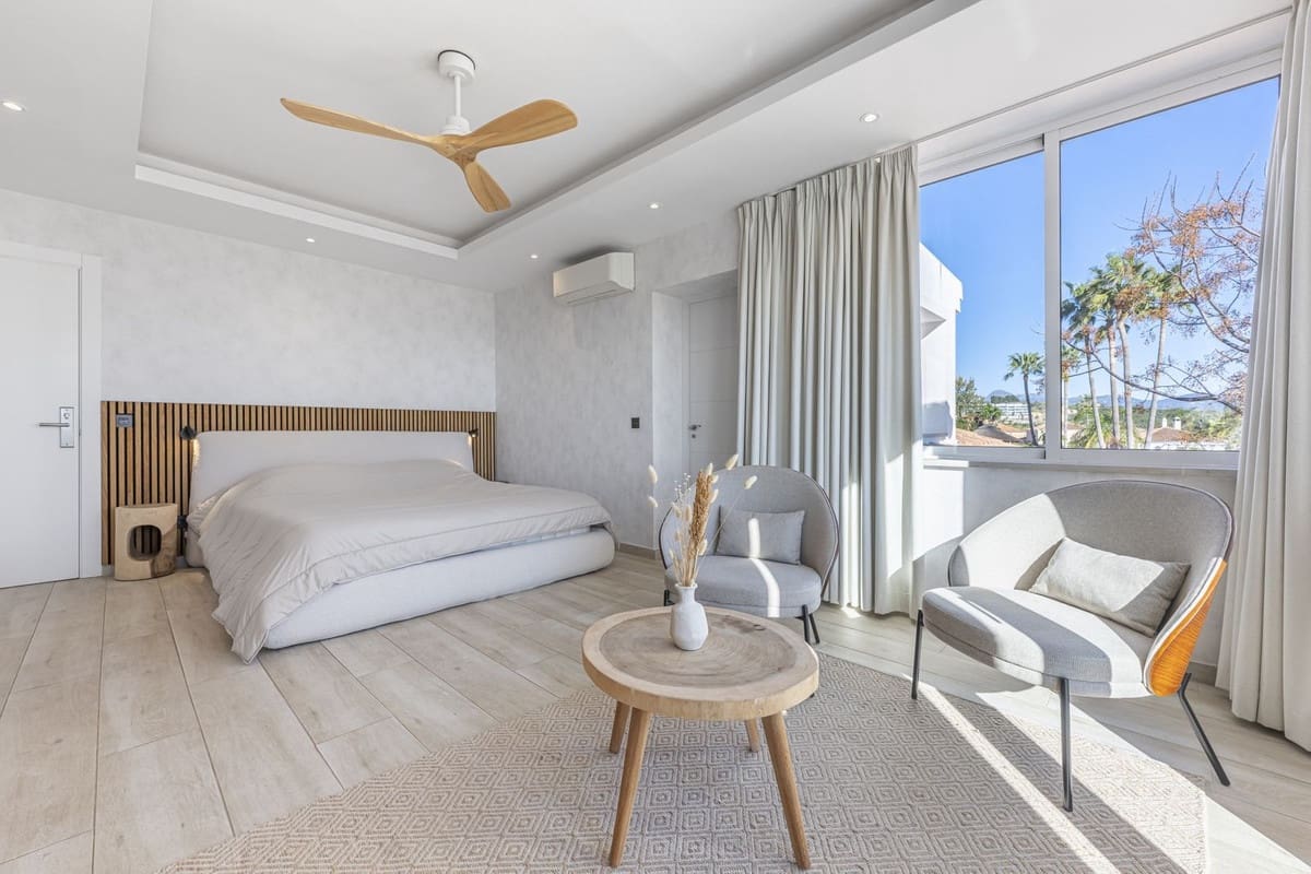 6 sypialnia Willa na sprzedaż w La Duquesa / Puerto de la Duquesa z basenem garażem - 2 800 000 € (Ref: 9813461)