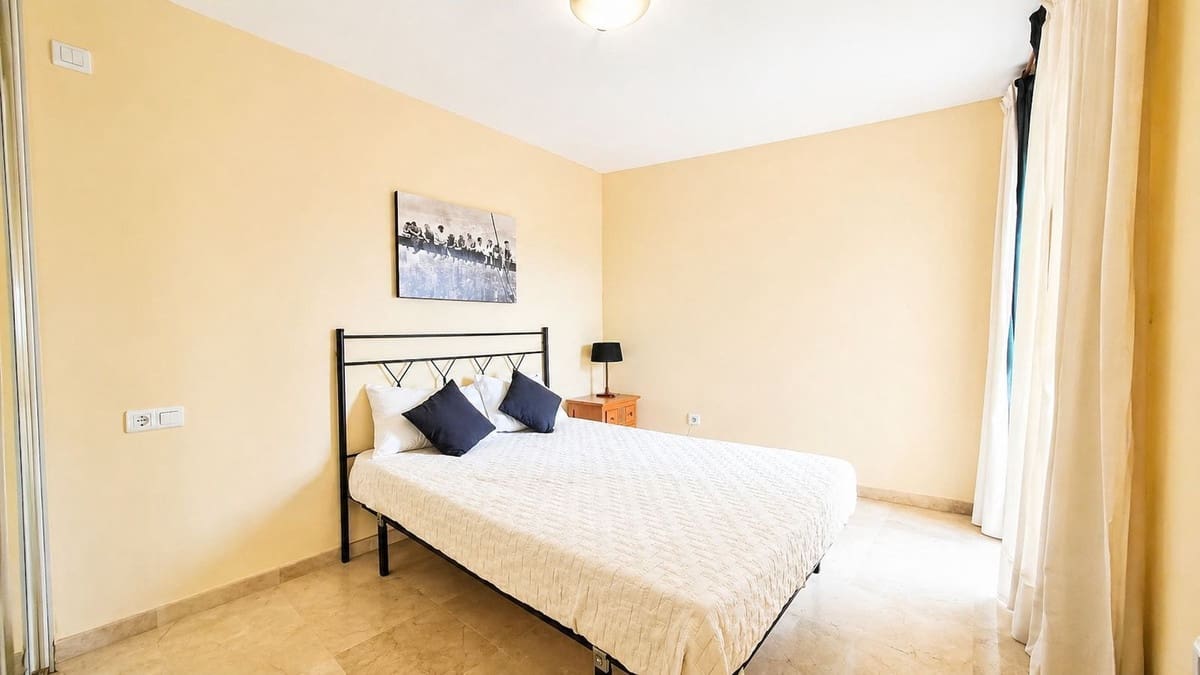 2 bedroom Apartment for sale in La Duquesa / Puerto de la Duquesa with pool garage - € 275,000 (Ref: 9813548)
