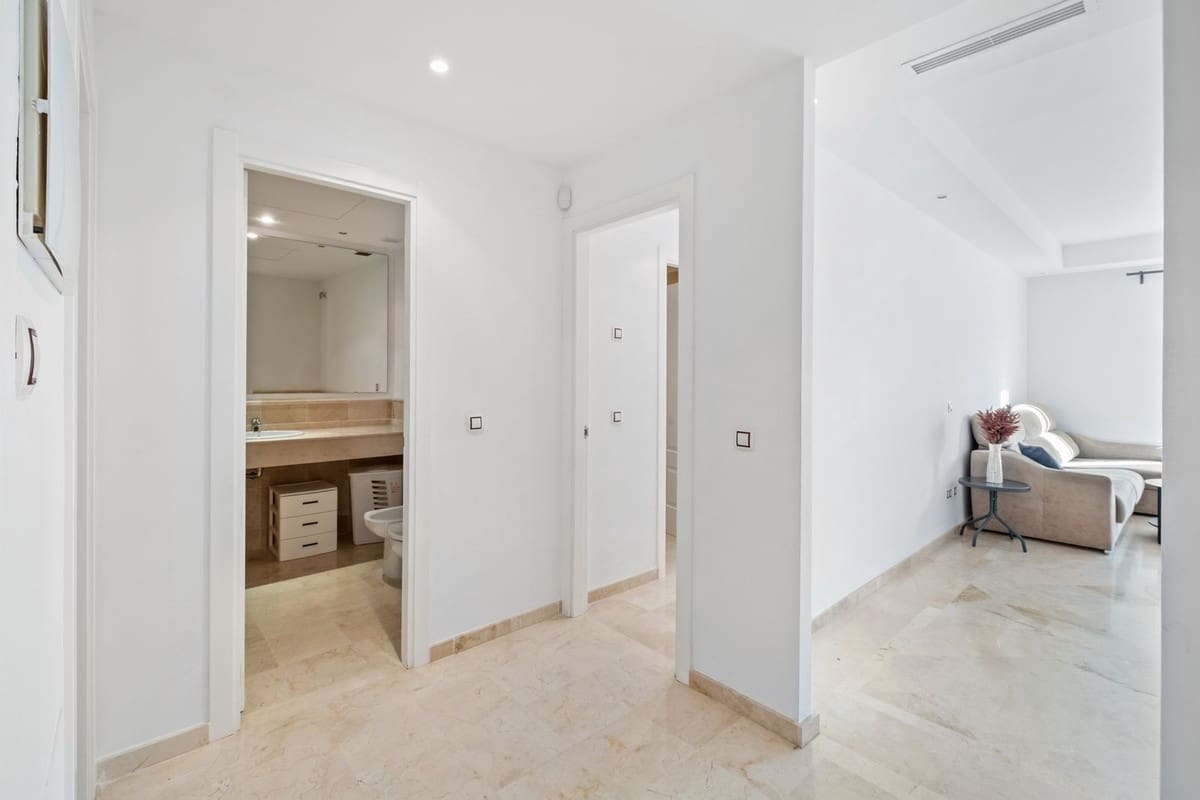 2 chambre Appartement à vendre à Nueva Andalucia avec piscine garage - 368 000 € (Ref: 9832355)