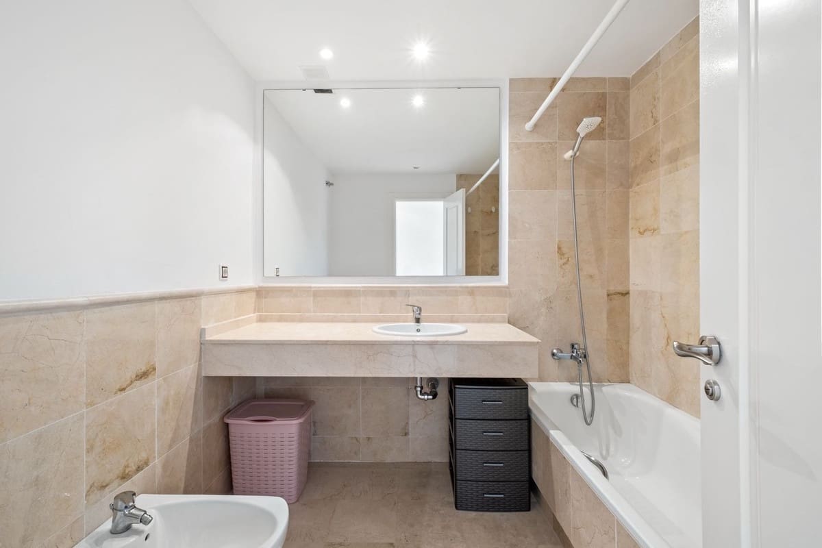 2 chambre Appartement à vendre à Nueva Andalucia avec piscine garage - 368 000 € (Ref: 9832355)