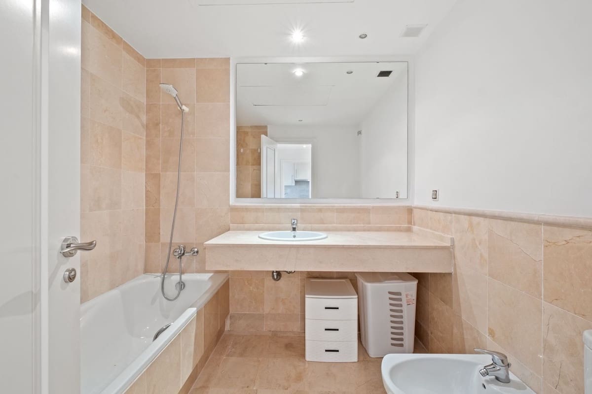 2 chambre Appartement à vendre à Nueva Andalucia avec piscine garage - 368 000 € (Ref: 9832355)