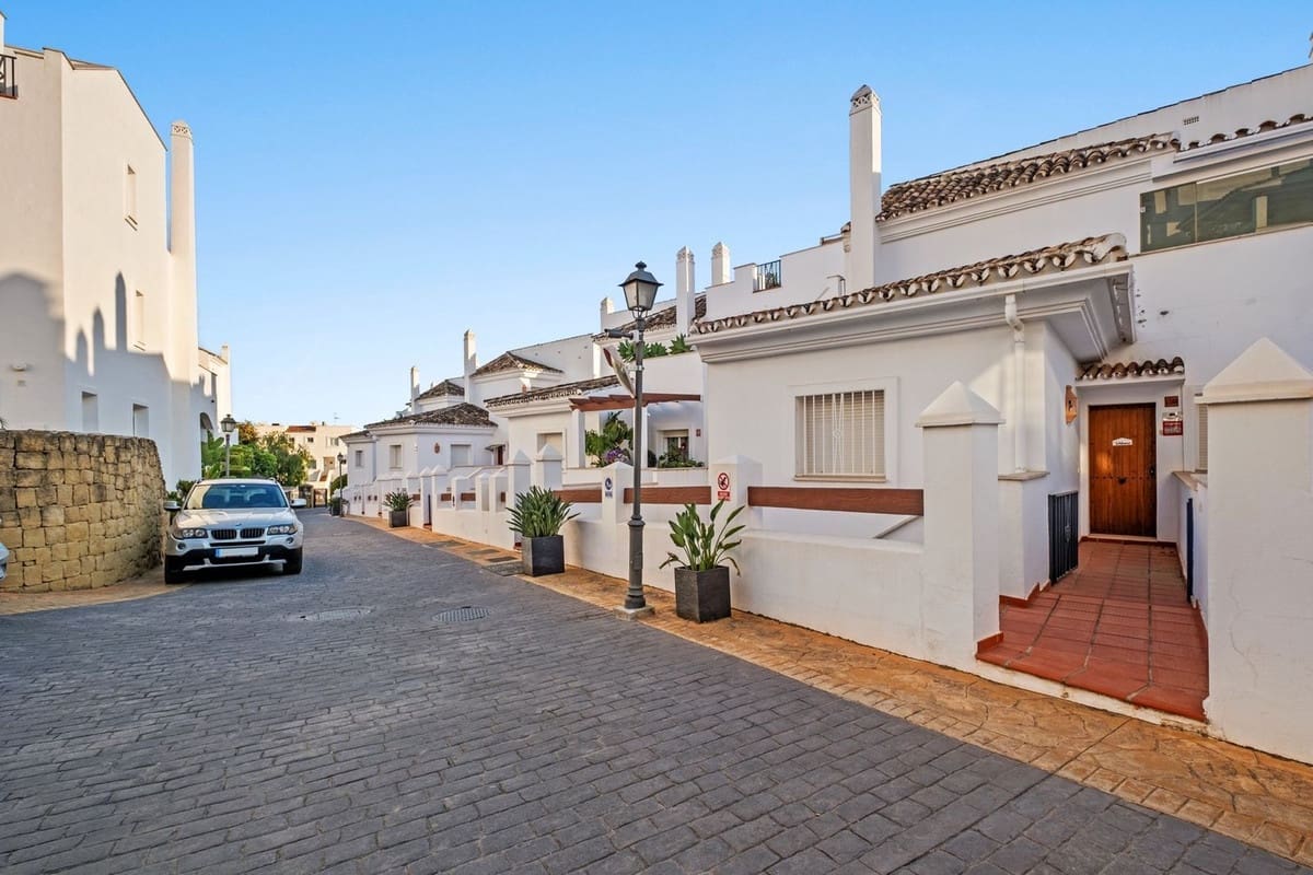 2 chambre Appartement à vendre à Nueva Andalucia avec piscine garage - 368 000 € (Ref: 9832355)