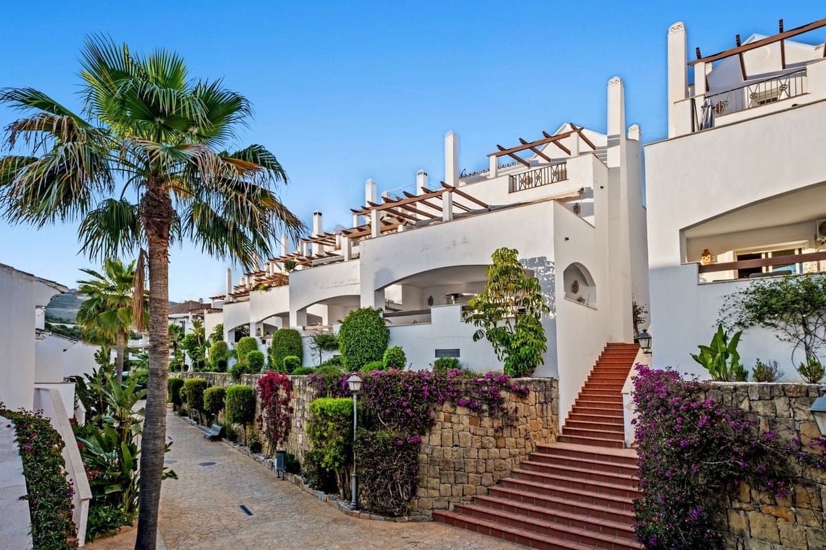 2 chambre Appartement à vendre à Nueva Andalucia avec piscine garage - 368 000 € (Ref: 9832355)