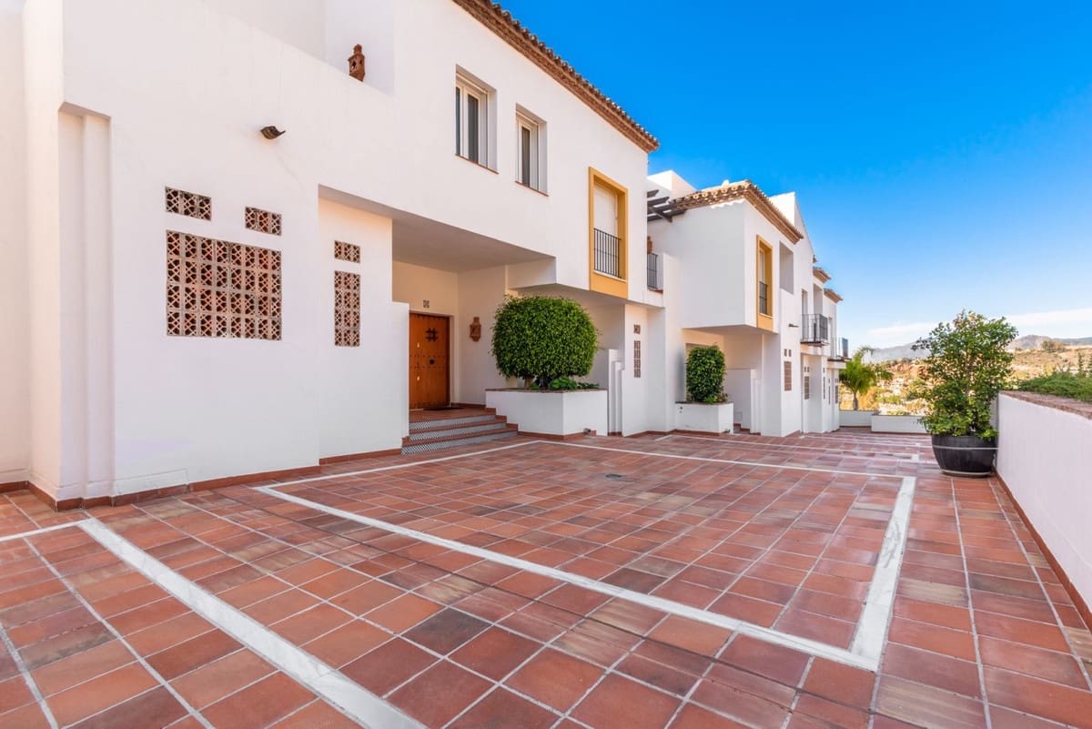 3 slaapkamer Huis te koop in Nueva Andalucia met zwembad garage - € 1.150.000 (Ref: 9832779)