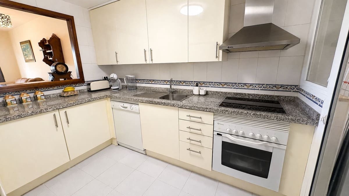 2 soveværelse Lejlighed til salg i La Duquesa / Puerto de la Duquesa med swimmingpool garage - € 265.000 (Ref: 9841775)