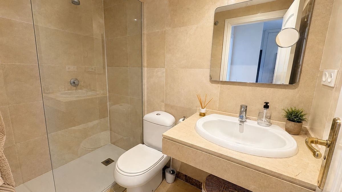 2 soveværelse Lejlighed til salg i La Duquesa / Puerto de la Duquesa med swimmingpool garage - € 265.000 (Ref: 9841775)