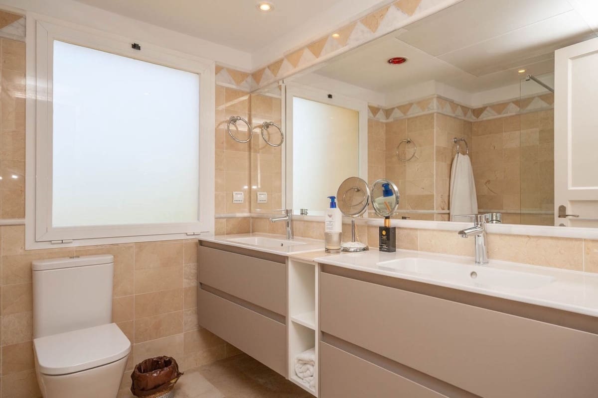 3 bedroom Apartment for sale in Elviria with pool garage - € 785,000 (Ref: 9841776)