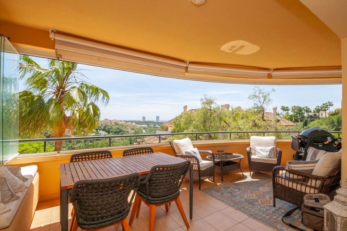 3 bedroom Apartment for sale in Elviria with pool garage - € 785,000 (Ref: 9841776)