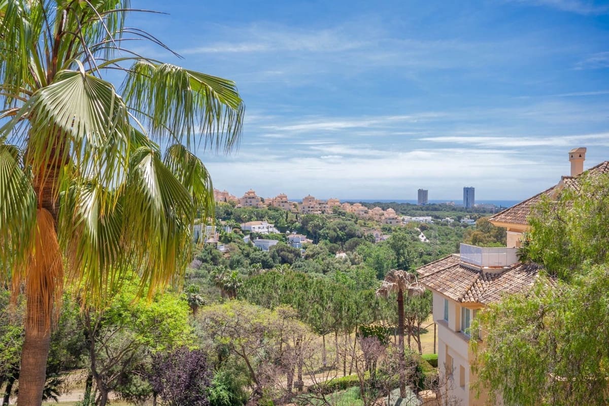 3 bedroom Apartment for sale in Elviria with pool garage - € 785,000 (Ref: 9841776)