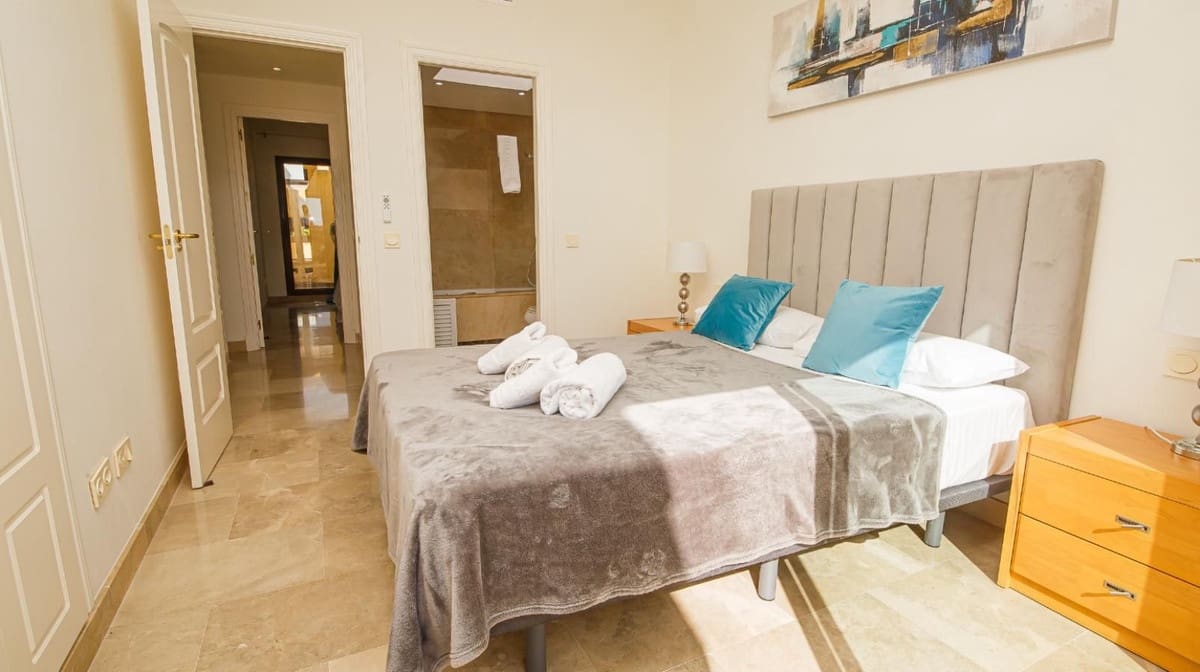 2 bedroom Penthouse for sale in La Duquesa / Puerto de la Duquesa with pool garage - € 275,000 (Ref: 9848381)