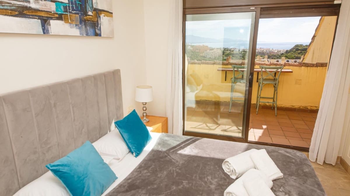 2 bedroom Penthouse for sale in La Duquesa / Puerto de la Duquesa with pool garage - € 275,000 (Ref: 9848381)