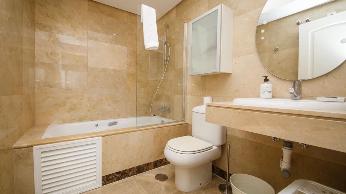2 bedroom Penthouse for sale in La Duquesa / Puerto de la Duquesa with pool garage - € 275,000 (Ref: 9848381)