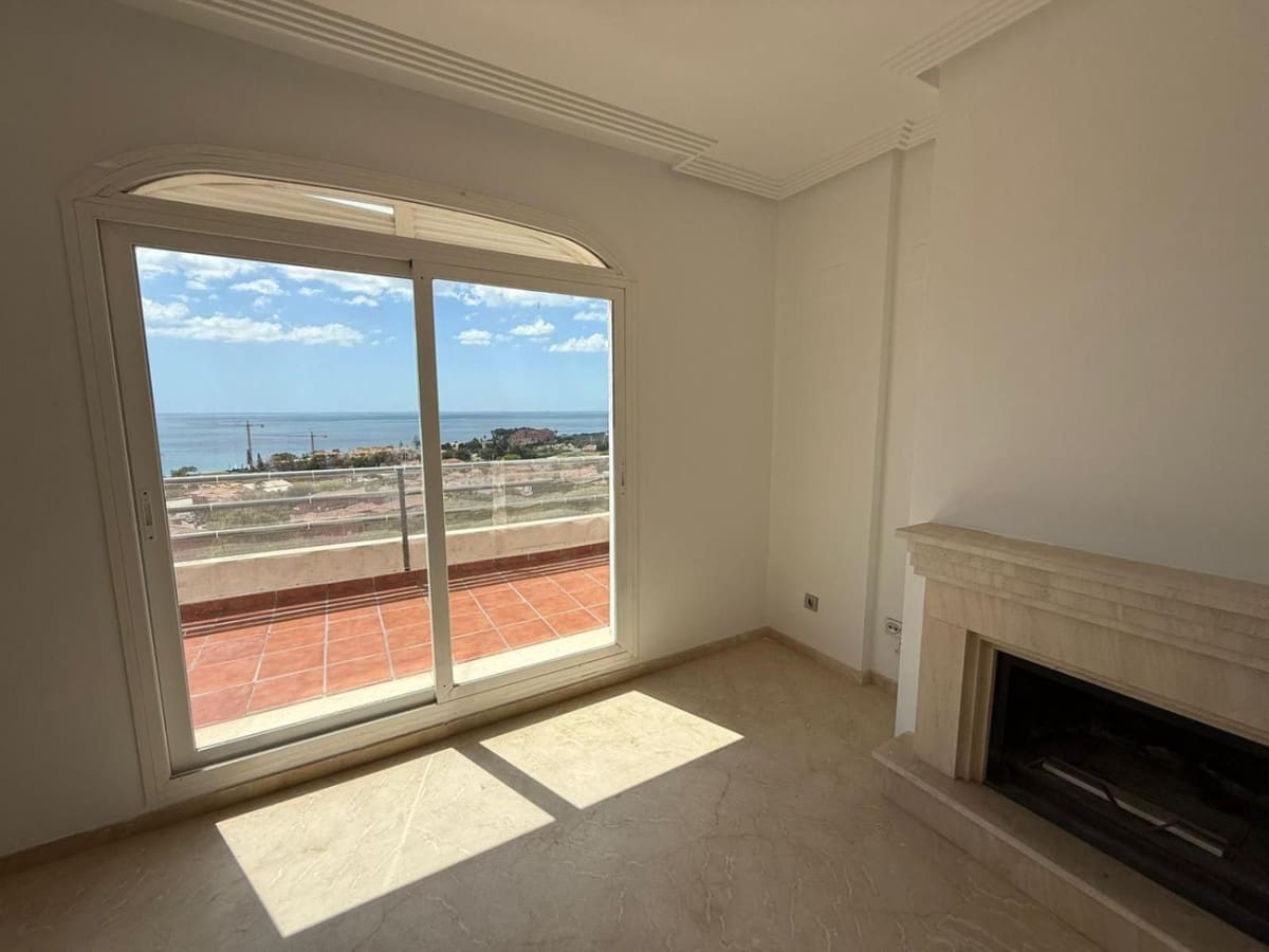 3 bedroom Penthouse for sale in La Duquesa / Puerto de la Duquesa with pool garage - € 449,000 (Ref: 9849950)
