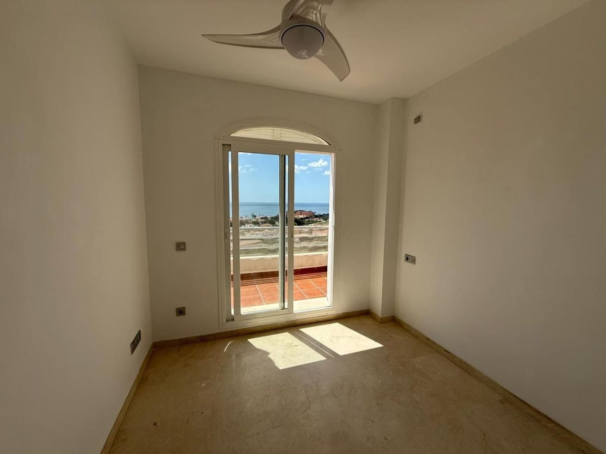 3 bedroom Penthouse for sale in La Duquesa / Puerto de la Duquesa with pool garage - € 449,000 (Ref: 9849950)